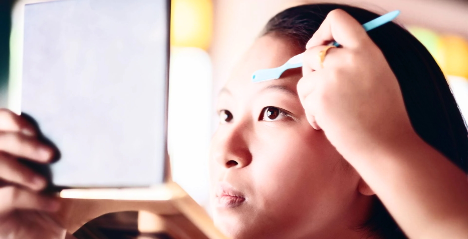 shaping eyebrows